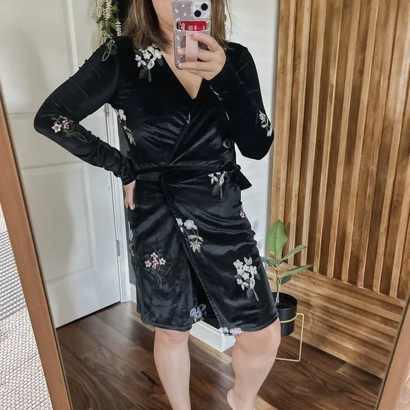 Stradivarius Floral Embroidered Wrap Dress. Size S - Picture 8 of 12